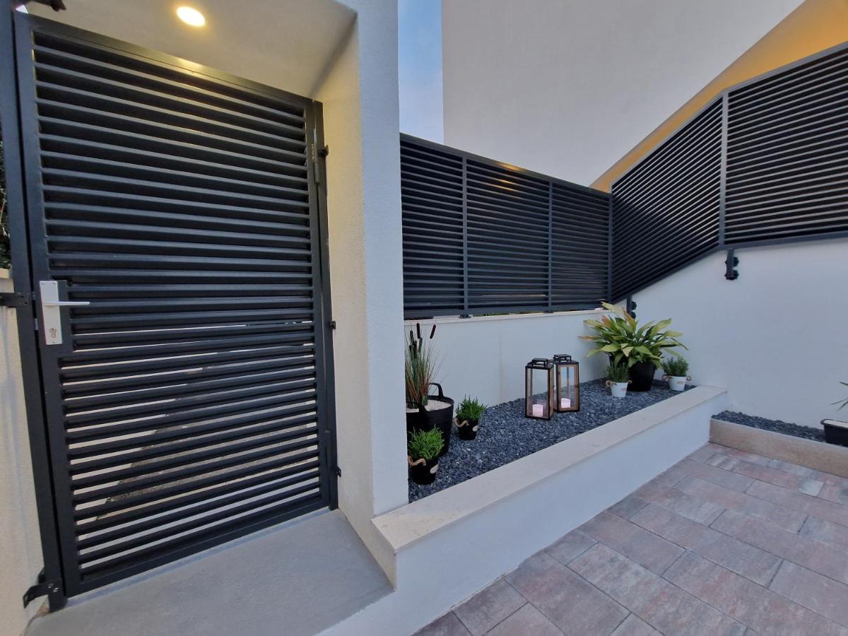 Apartman Marcelina 1 With Private Pool Trogir Exterior foto