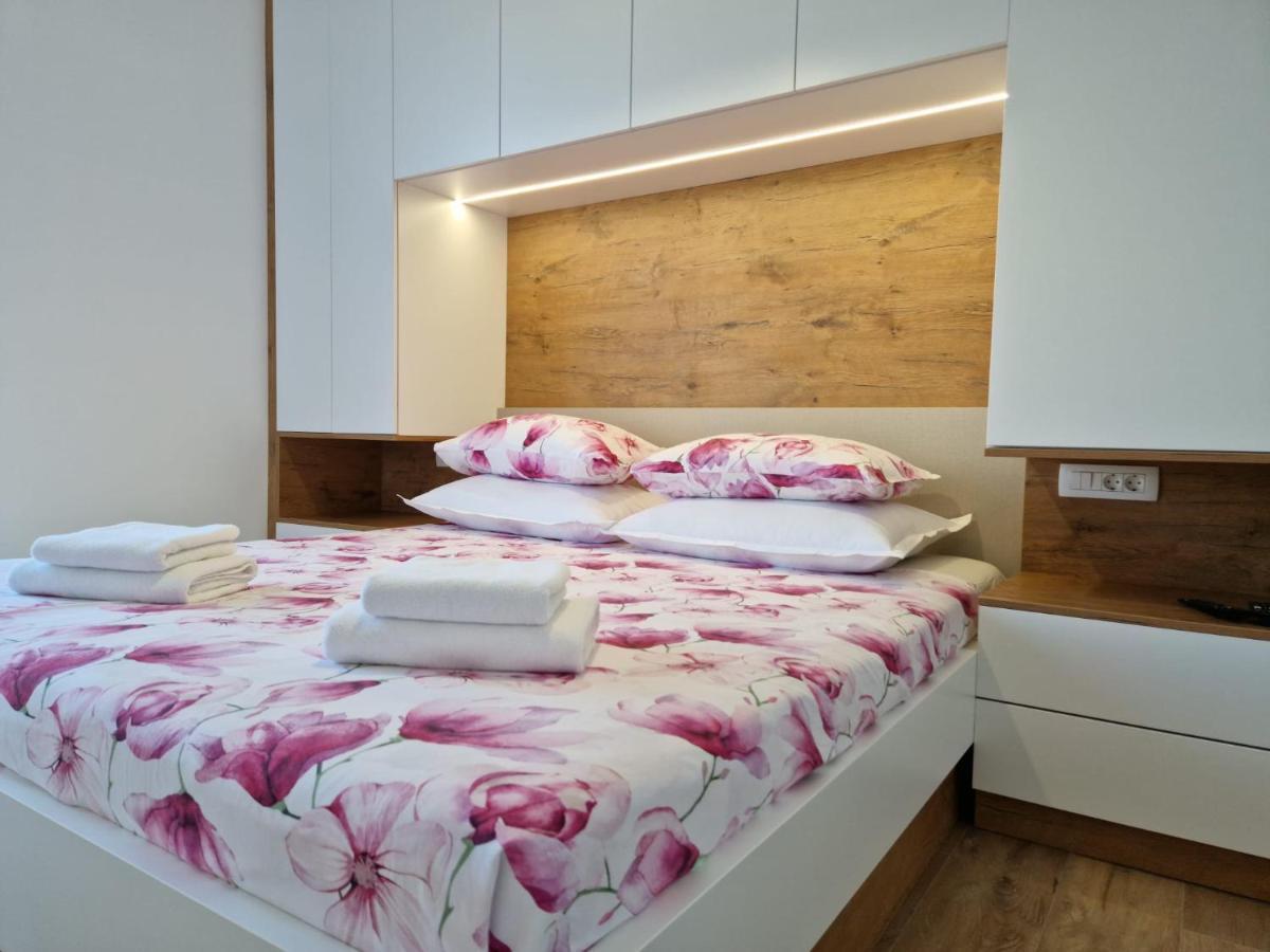 Apartman Marcelina 1 With Private Pool Trogir Exterior foto